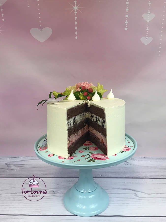 Przekrój przez tort oreo-truskawka-malina